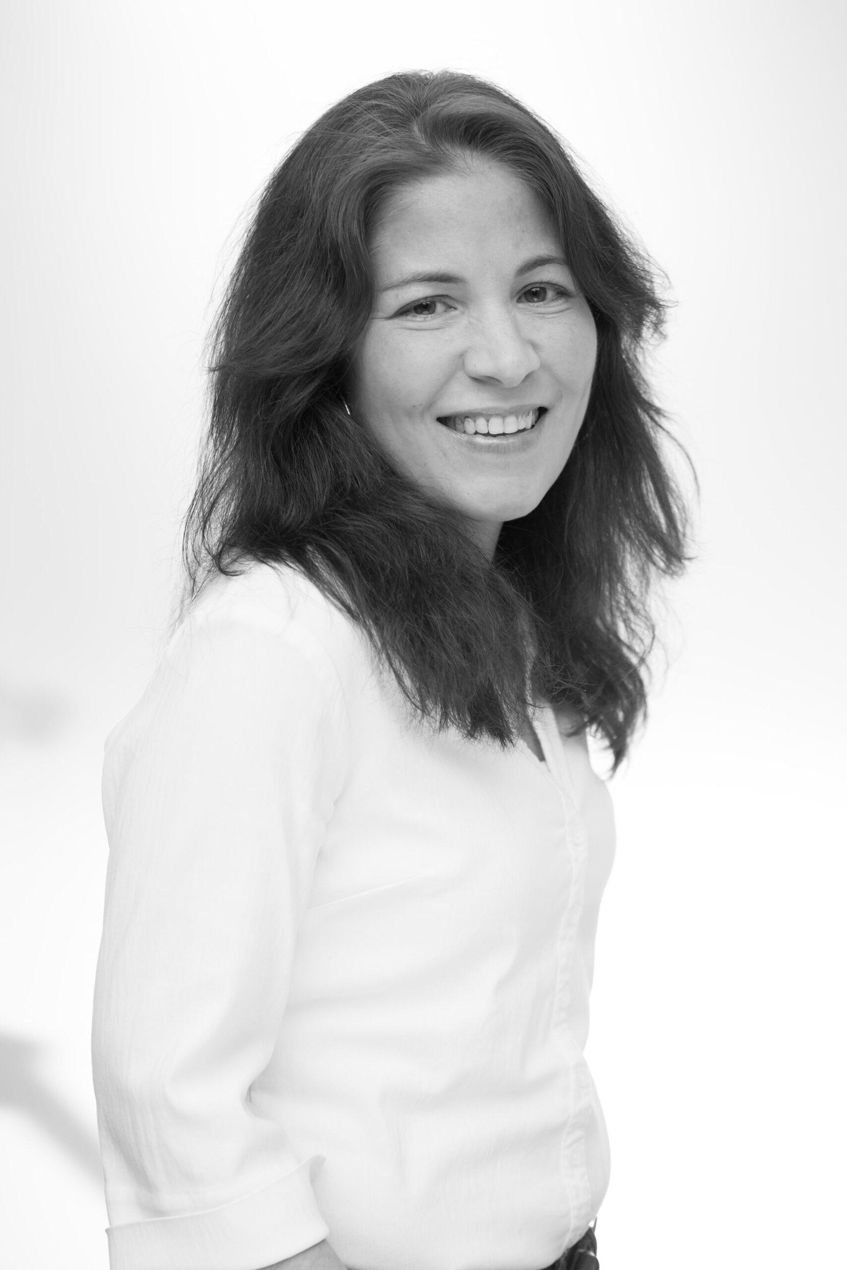 Portrait of Yasmine Van Gemert, a Seriatim project manager